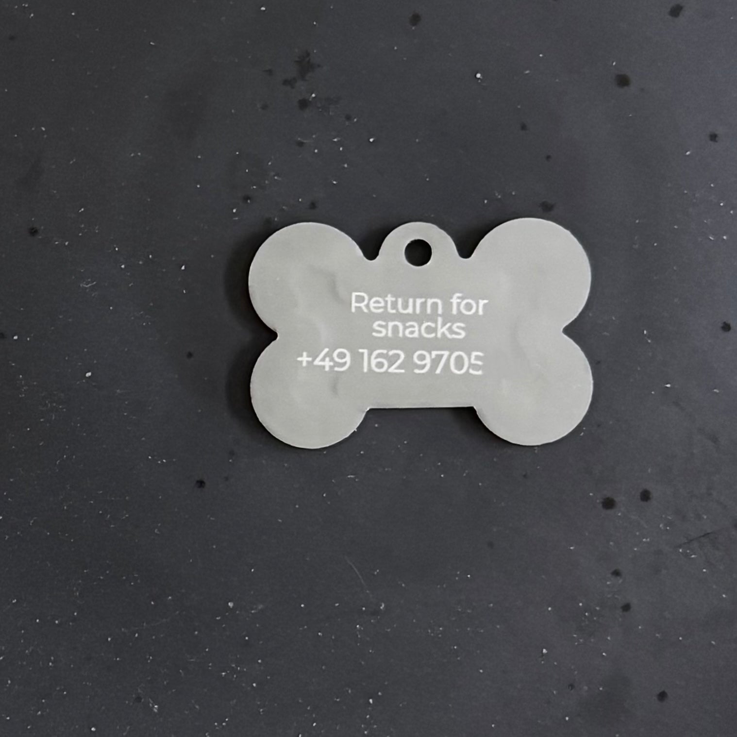 LUIS & LEON Hundemarke Knochen mit Strass – personalisierte Gravur aus Aluminium