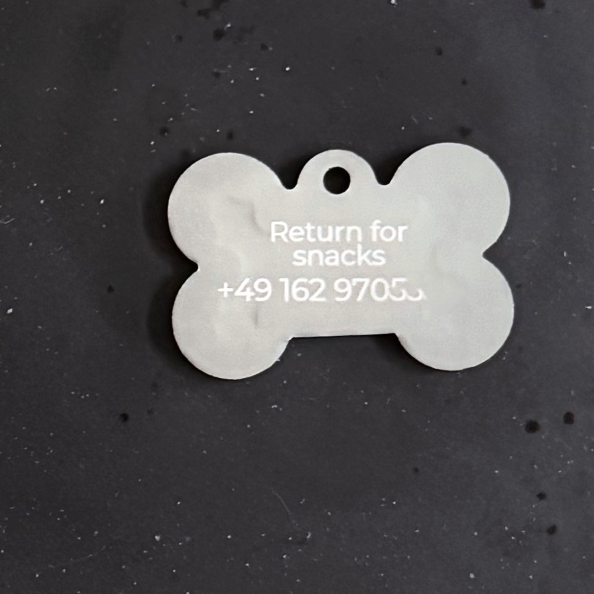 LUIS & LEON Hundemarke Knochen mit Strass – personalisierte Gravur aus Aluminium