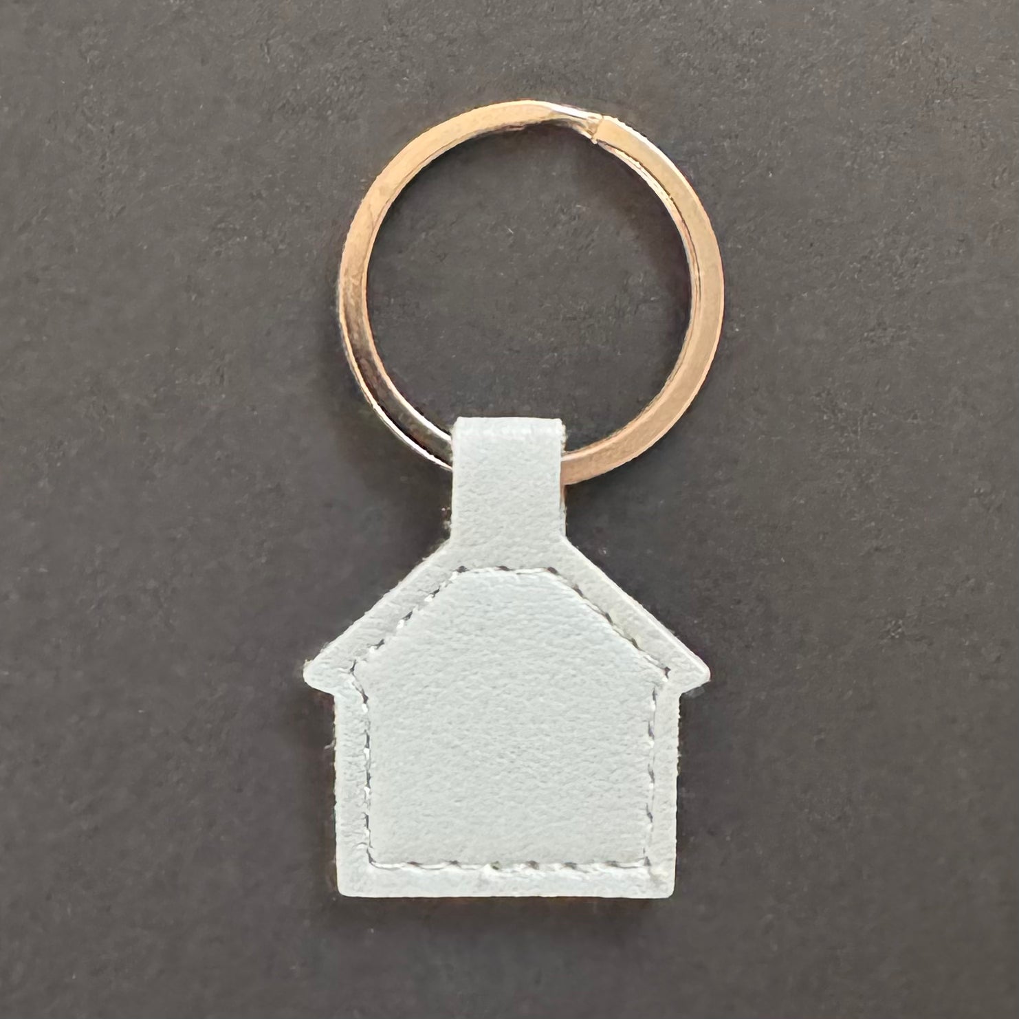 Hundemarke LUIS & LEON Haus – Kunstleder, geräuschlos & gravierbar