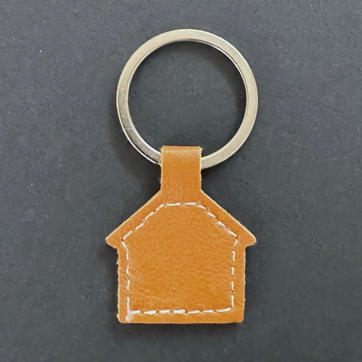 Hundemarke LUIS & LEON Haus – Kunstleder, geräuschlos & gravierbar