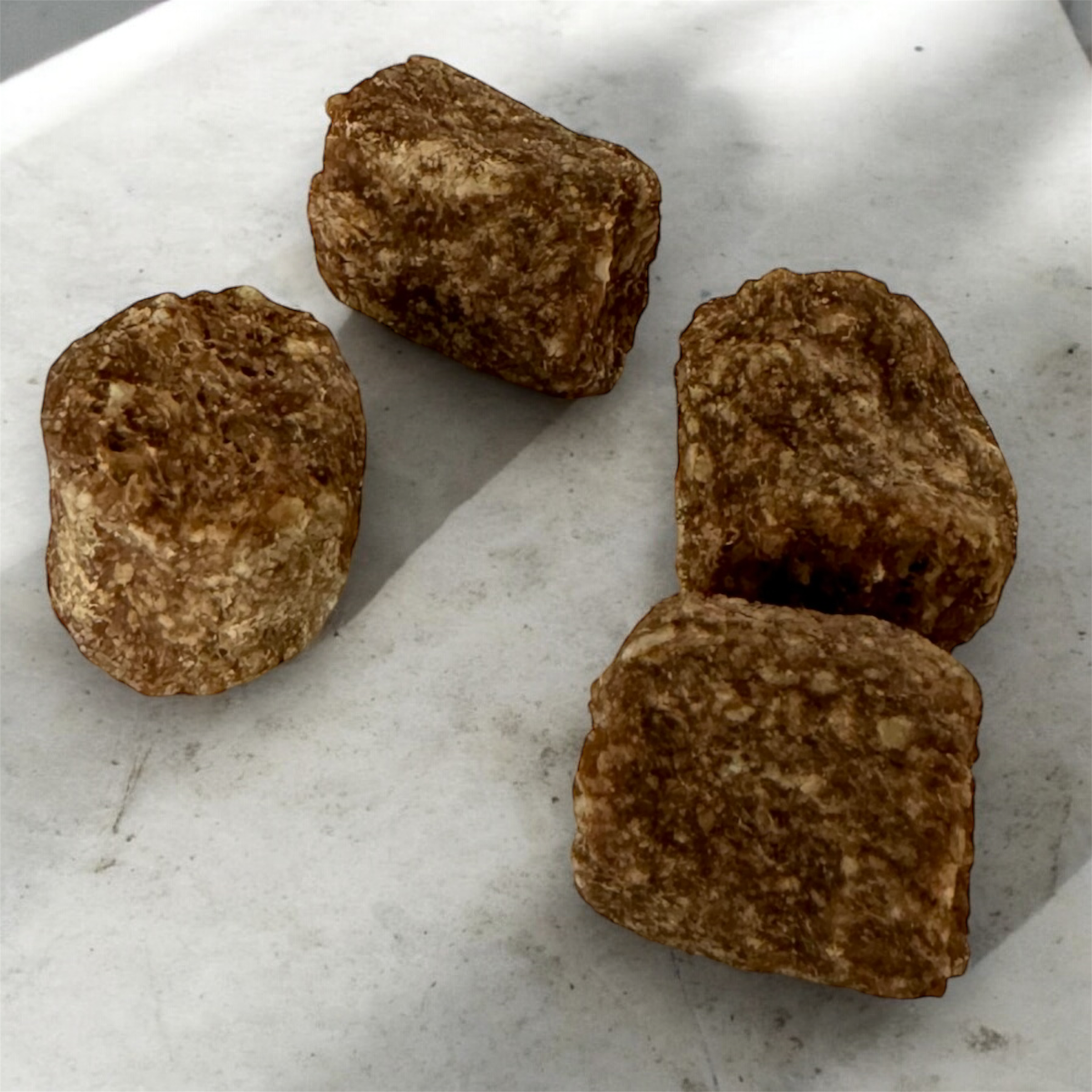 Häpple - große Hundeleckerli von Luis & Leon auf Marmorplatte