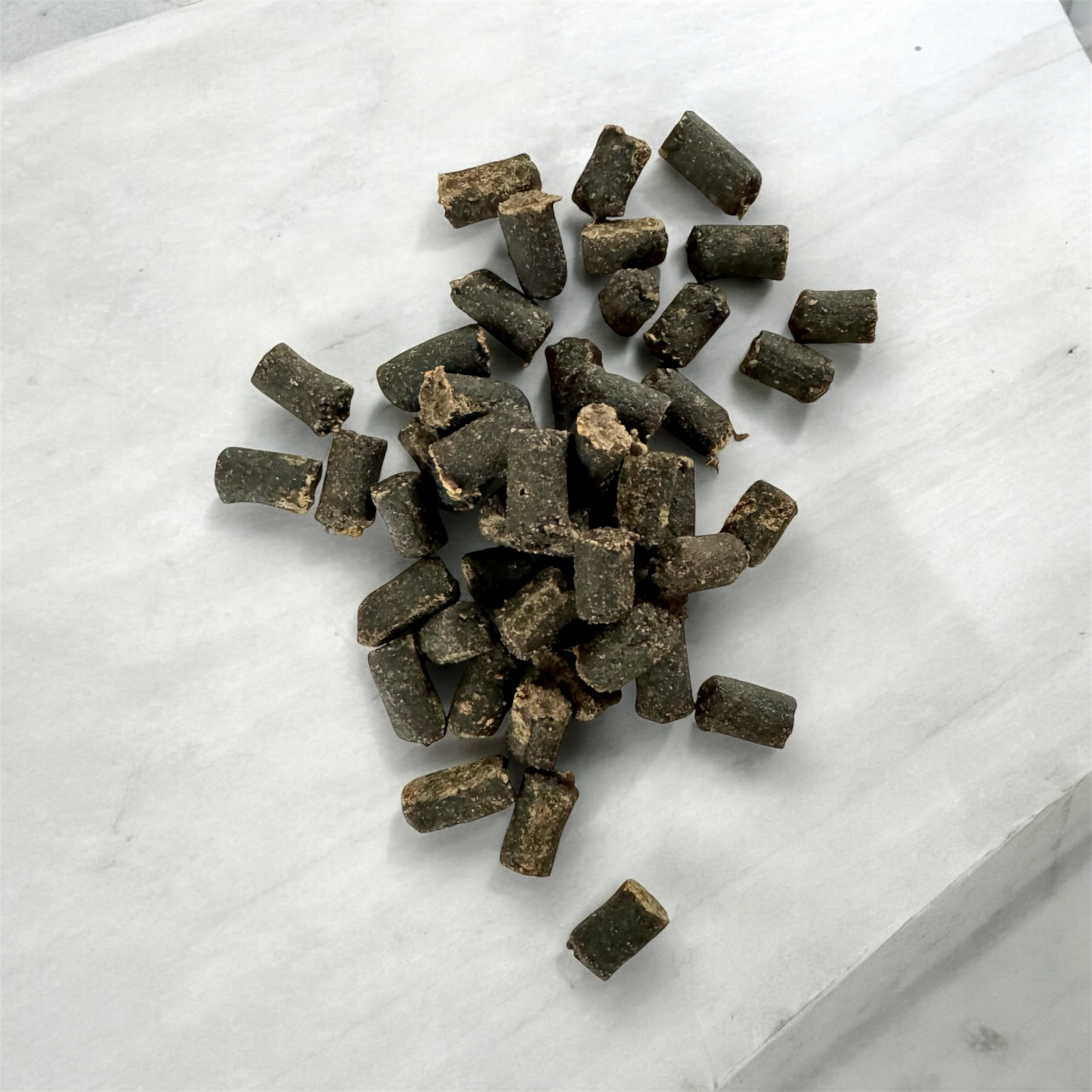 Luis & Leon Knöpfle – weiche, längliche Hundeleckerli auf Marmorplatte