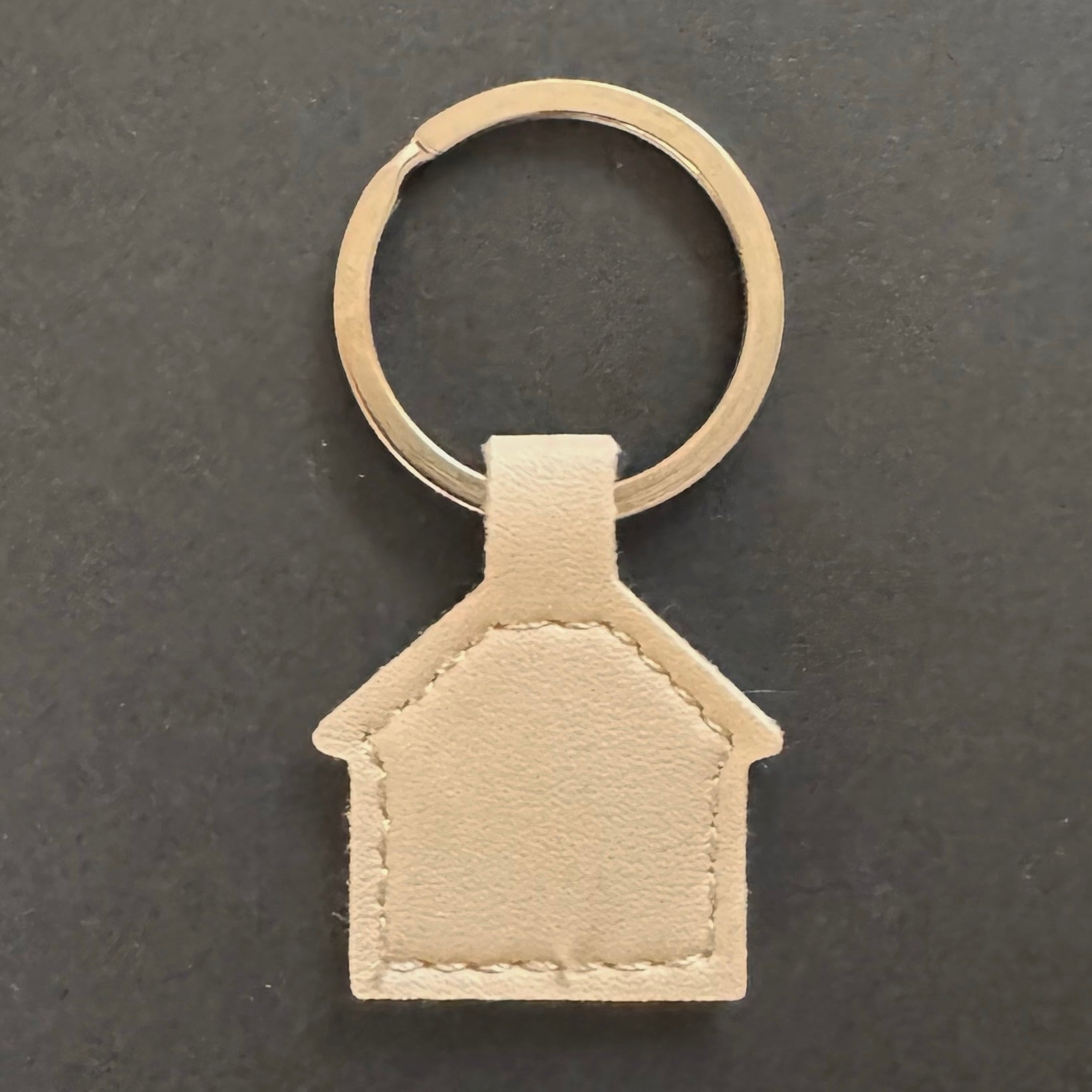 Hundemarke LUIS & LEON Haus – Kunstleder, geräuschlos & gravierbar - LUIS & LEON