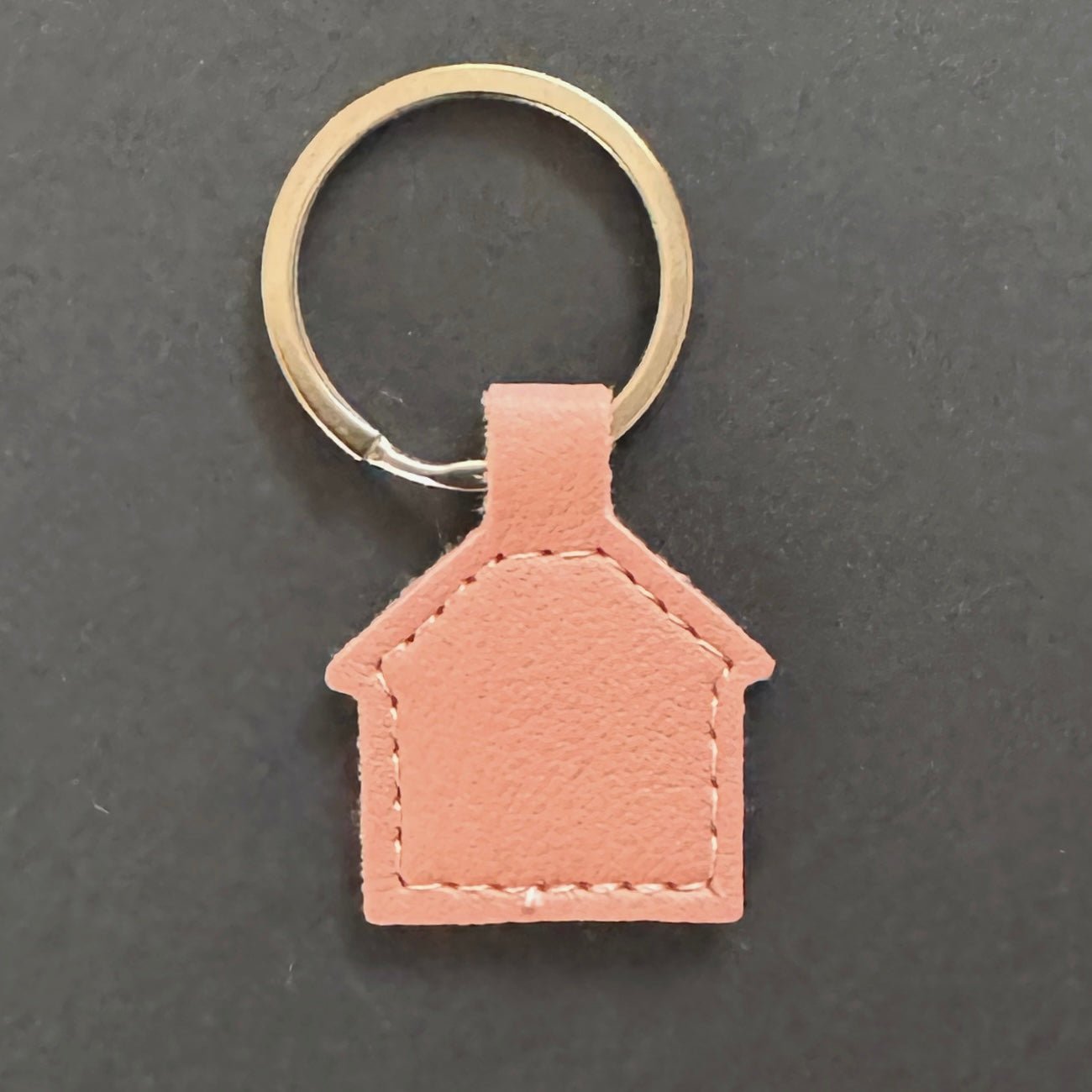 Hundemarke LUIS & LEON Haus – Kunstleder, geräuschlos & gravierbar - LUIS & LEON