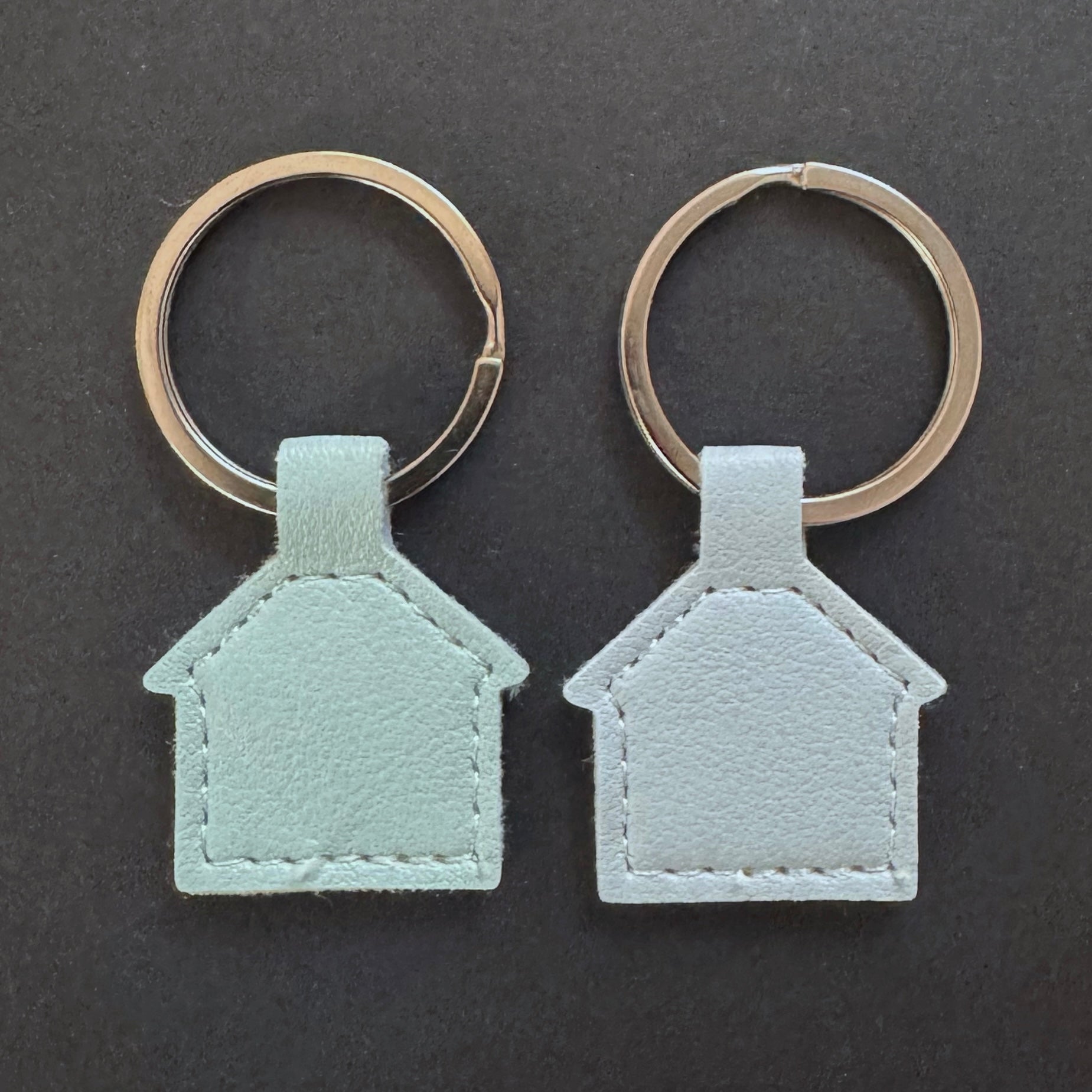 Hundemarke LUIS & LEON Haus – Kunstleder, geräuschlos & gravierbar - LUIS & LEON