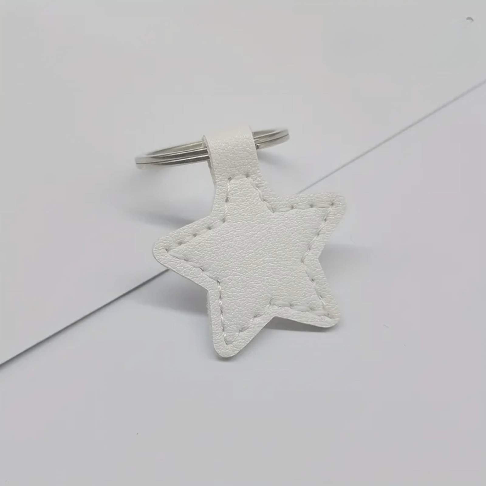 Hundemarke Luis & Leon Stern – Kunstleder, geräuschlos & gravierbar - LUIS & LEON