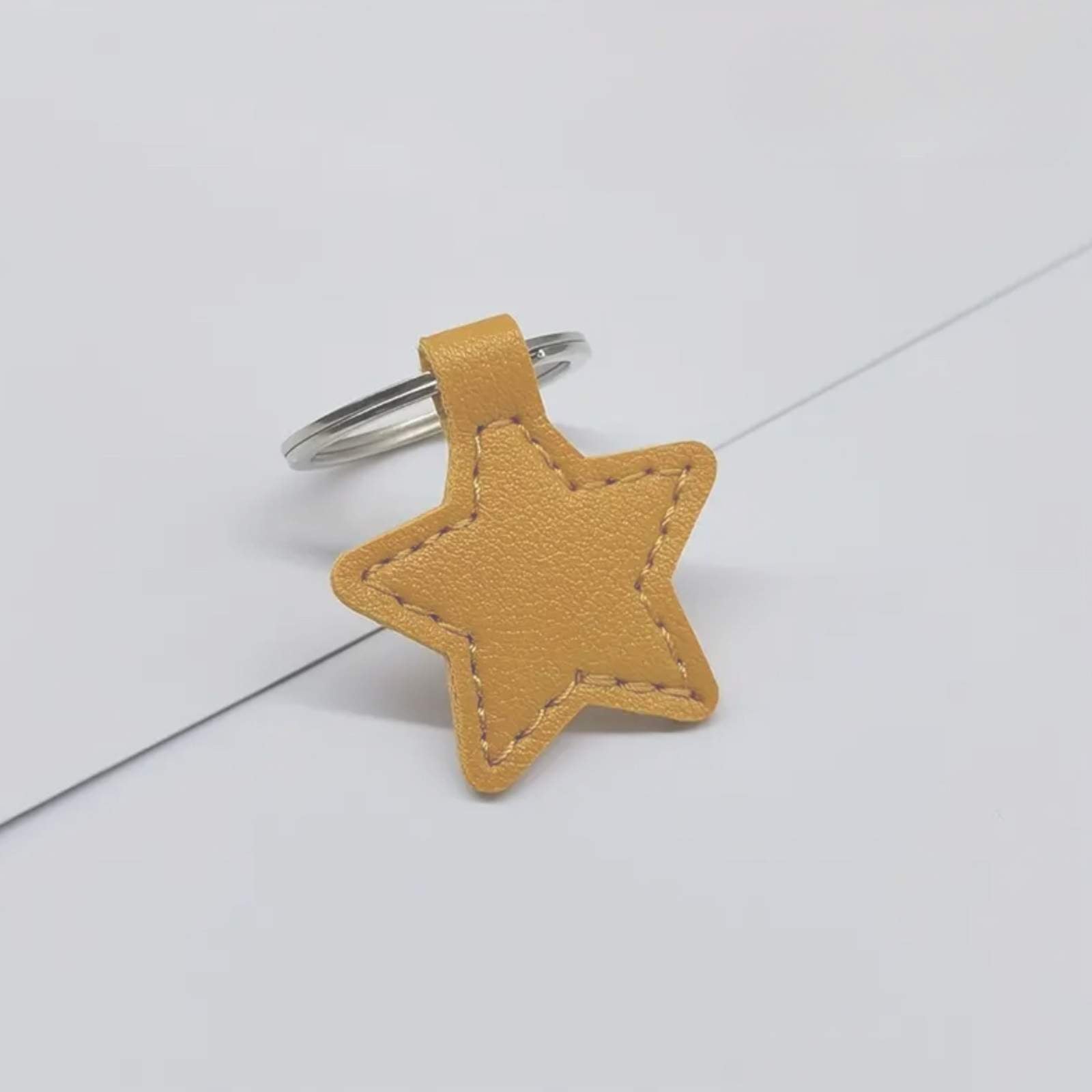 Hundemarke Luis & Leon Stern – Kunstleder, geräuschlos & gravierbar - LUIS & LEON