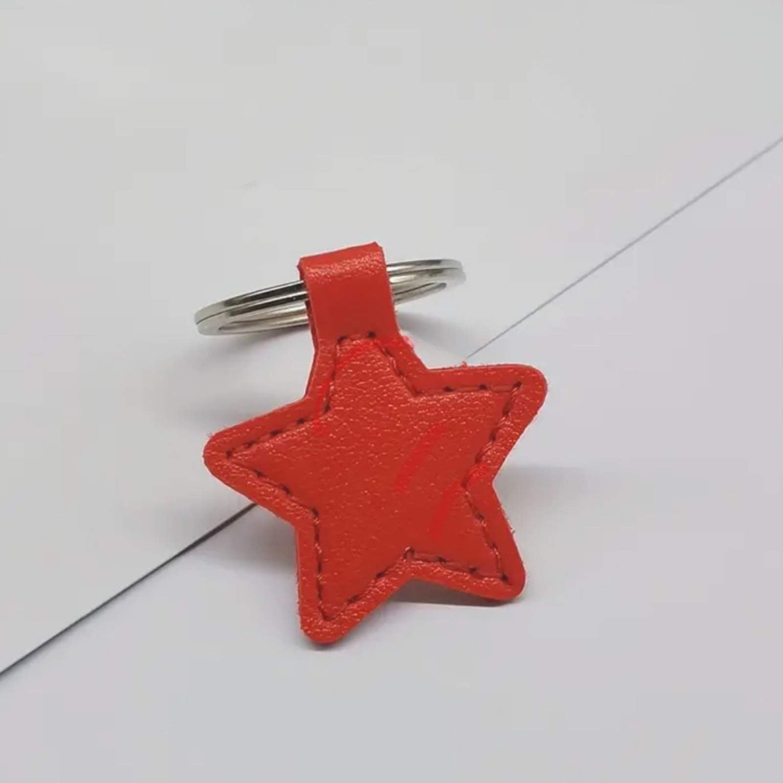 Hundemarke Luis & Leon Stern – Kunstleder, geräuschlos & gravierbar - LUIS & LEON