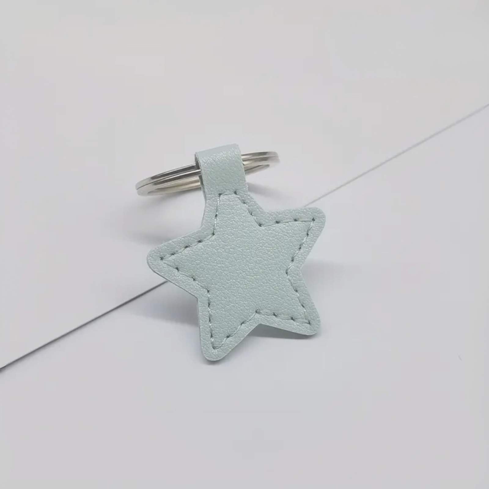 Hundemarke Luis & Leon Stern – Kunstleder, geräuschlos & gravierbar - LUIS & LEON