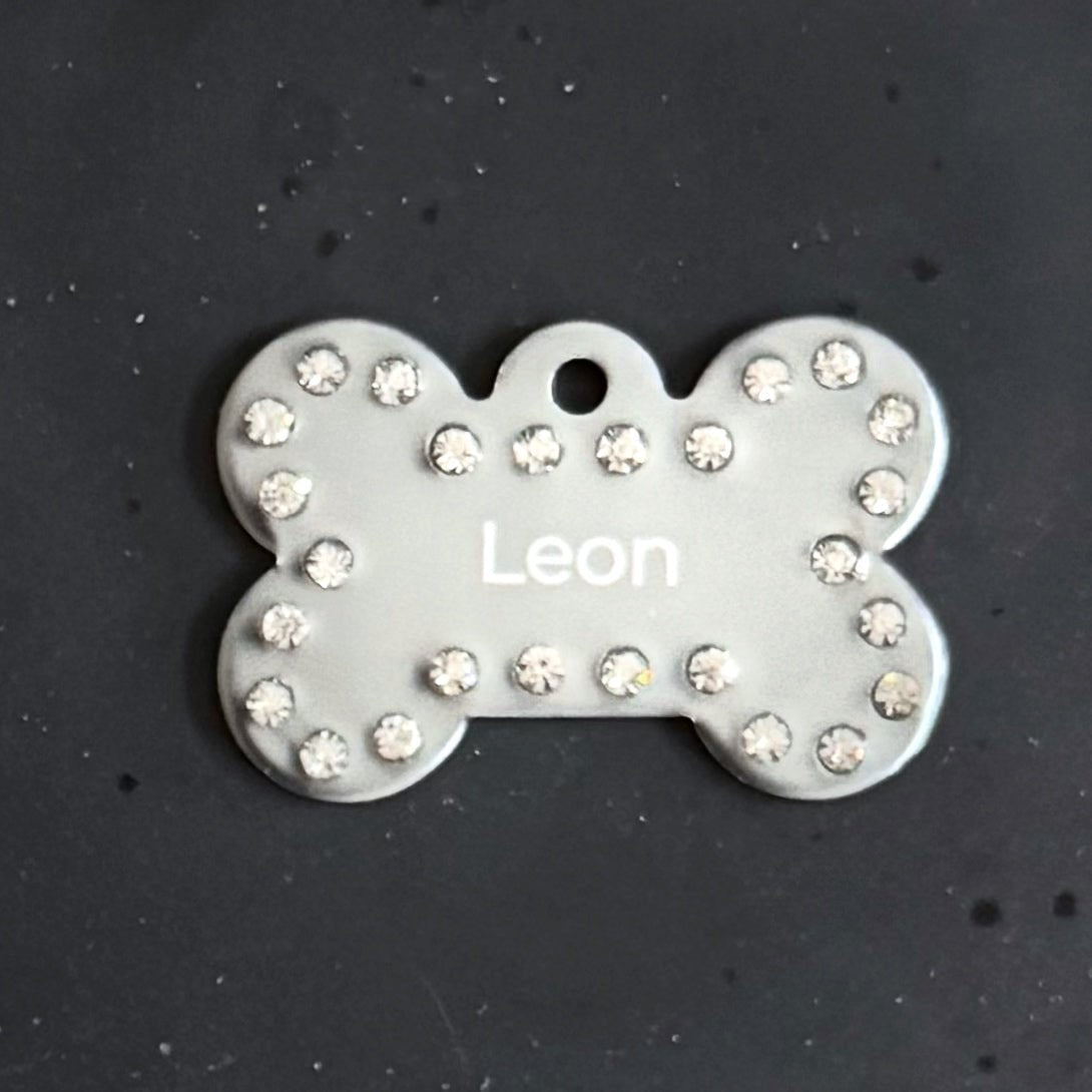 LUIS & LEON Hundemarke Knochen mit Strass – personalisierte Gravur aus Aluminium - LUIS & LEON
