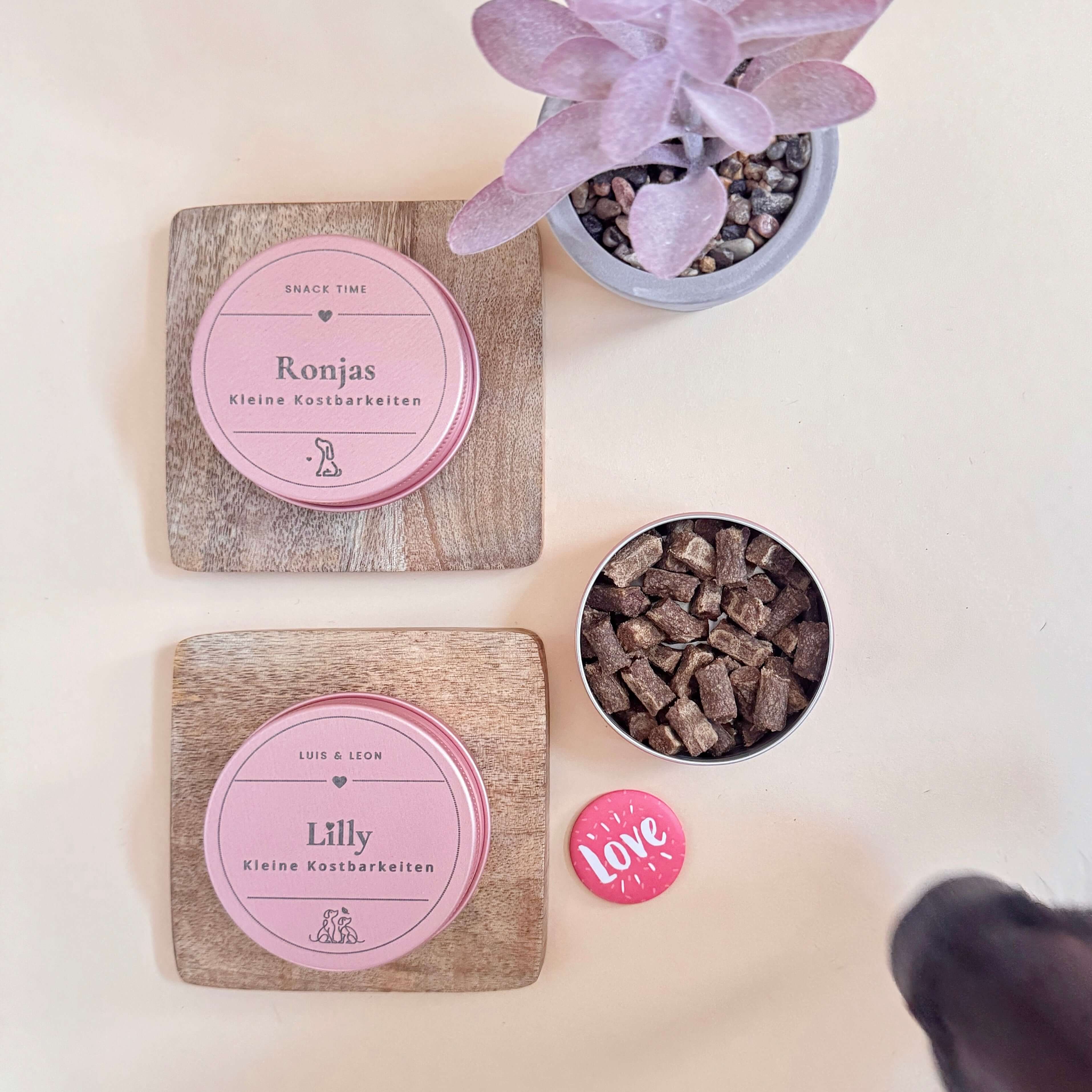 LUIS & LEON Leckerlidose Rosa – personalisierte Hundeleckerli Dose mit Gravur - LUIS & LEON