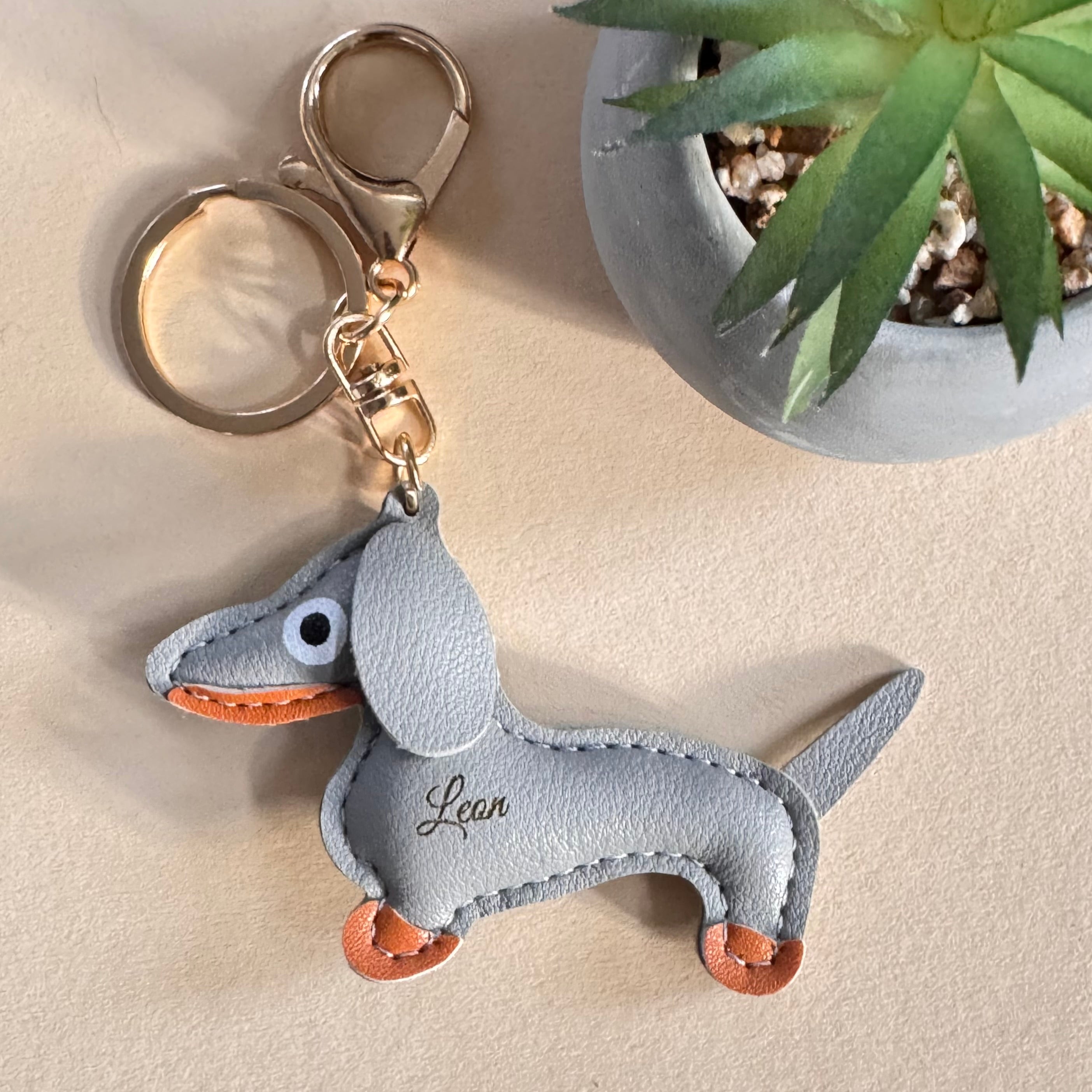 Personalisierter LUIS & LEON Dackel - Schlüsselanhänger – Kunstleder - LUIS & LEON