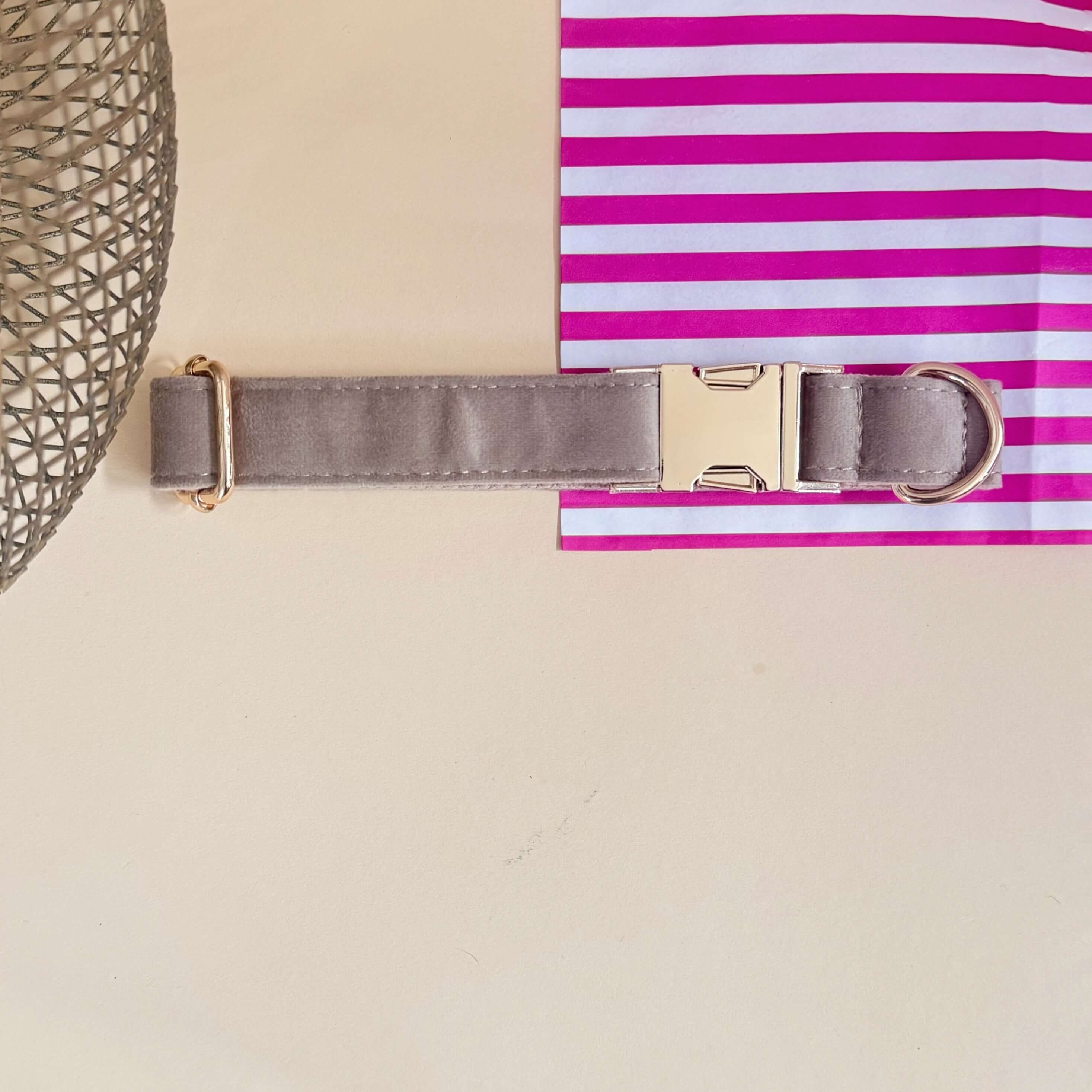 Personalisiertes Hundehalsband mit Name – Samt & Gold | LUIS & LEON - LUIS & LEON