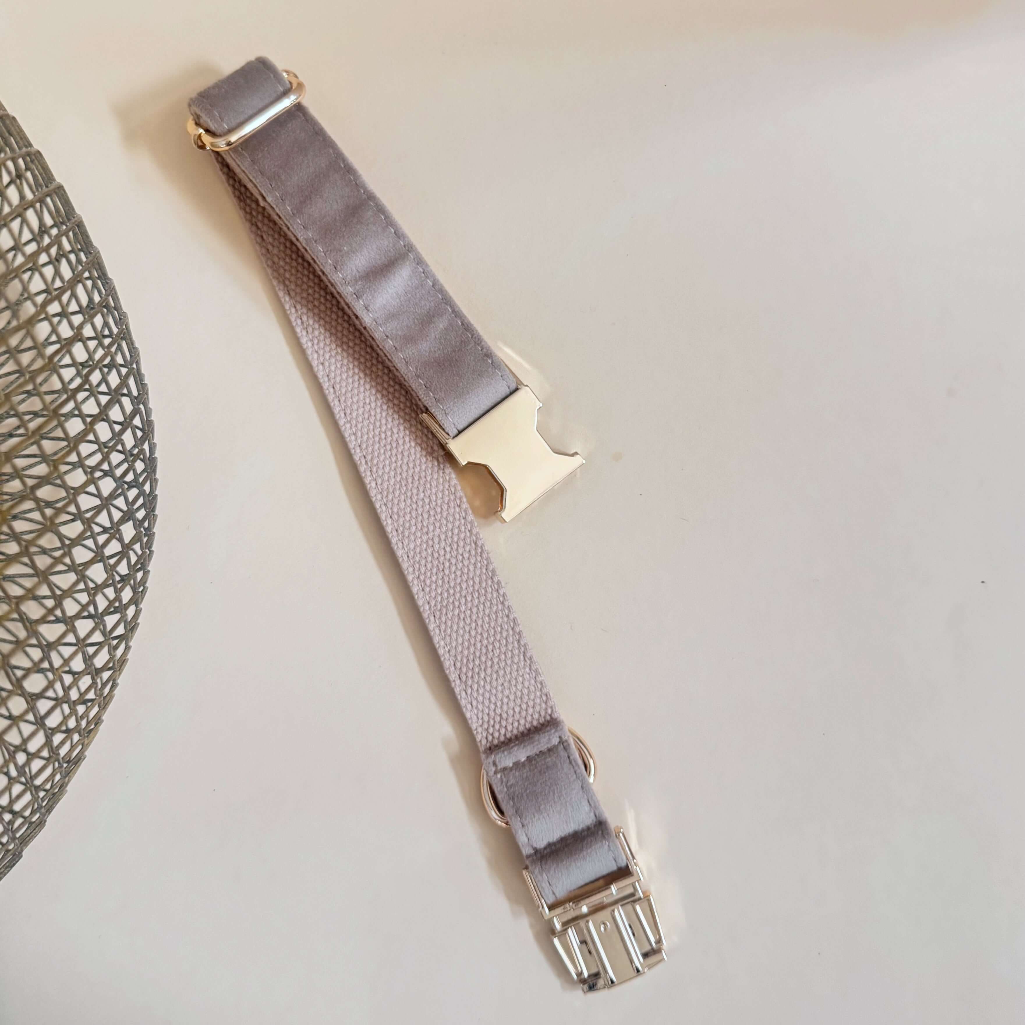 Personalisiertes Hundehalsband mit Name – Samt & Gold | LUIS & LEON - LUIS & LEON