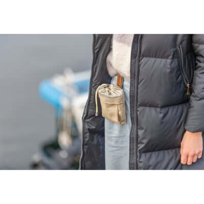 Trixie Be Nordic Snack Tasche - Leckerlibeutel und Kotbeutelspender, Sand - LUIS & LEON