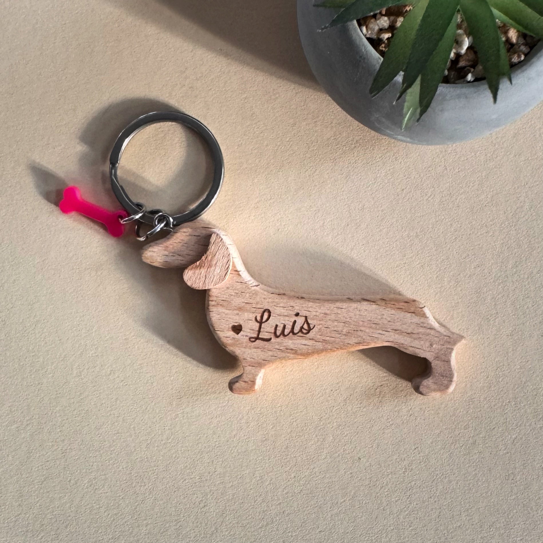 Personalisierter LUIS & LEON Dackel-Schlüsselanhänger – Holz