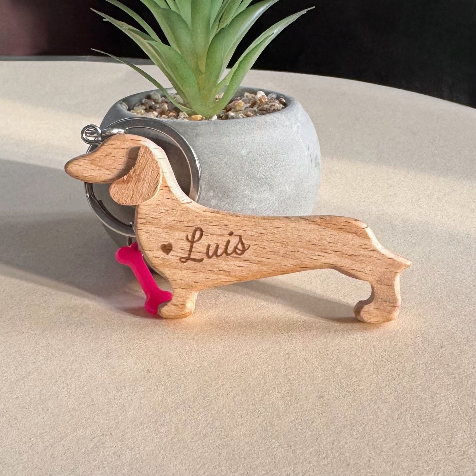 Personalisierter LUIS & LEON Dackel-Schlüsselanhänger – Holz