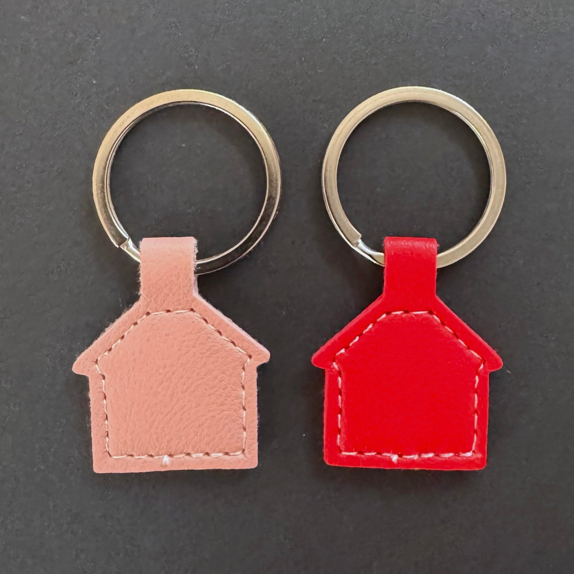 Hundemarke LUIS & LEON Haus – Kunstleder, geräuschlos & gravierbar - LUIS & LEON