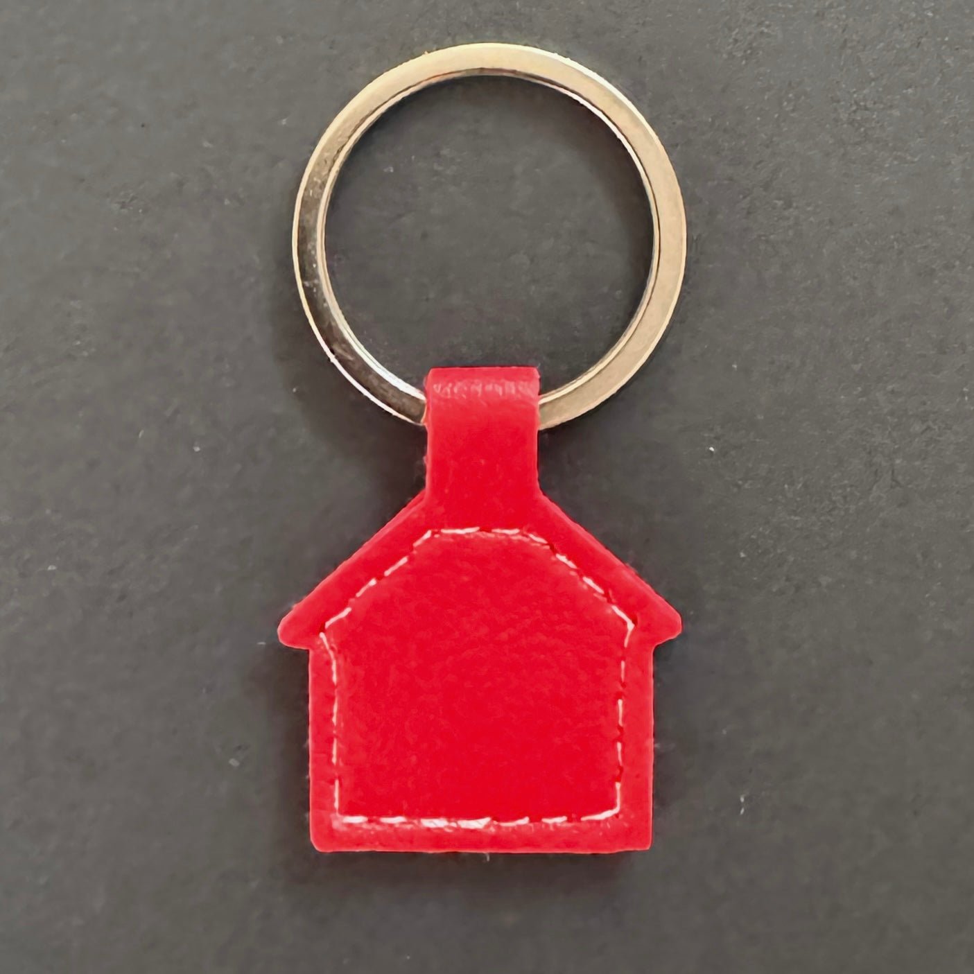 Hundemarke LUIS & LEON Haus – Kunstleder, geräuschlos & gravierbar - LUIS & LEON