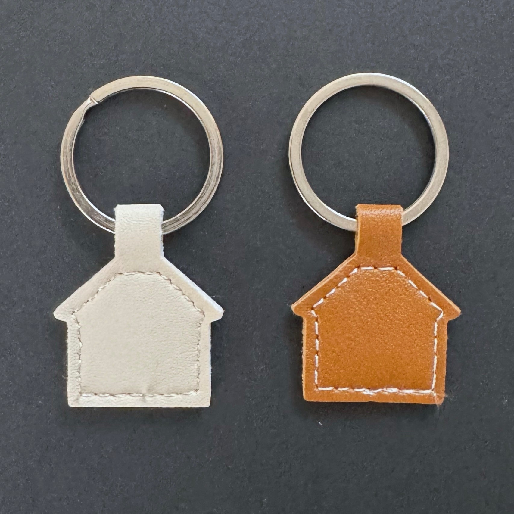 Hundemarke LUIS & LEON Haus – Kunstleder, geräuschlos & gravierbar - LUIS & LEON