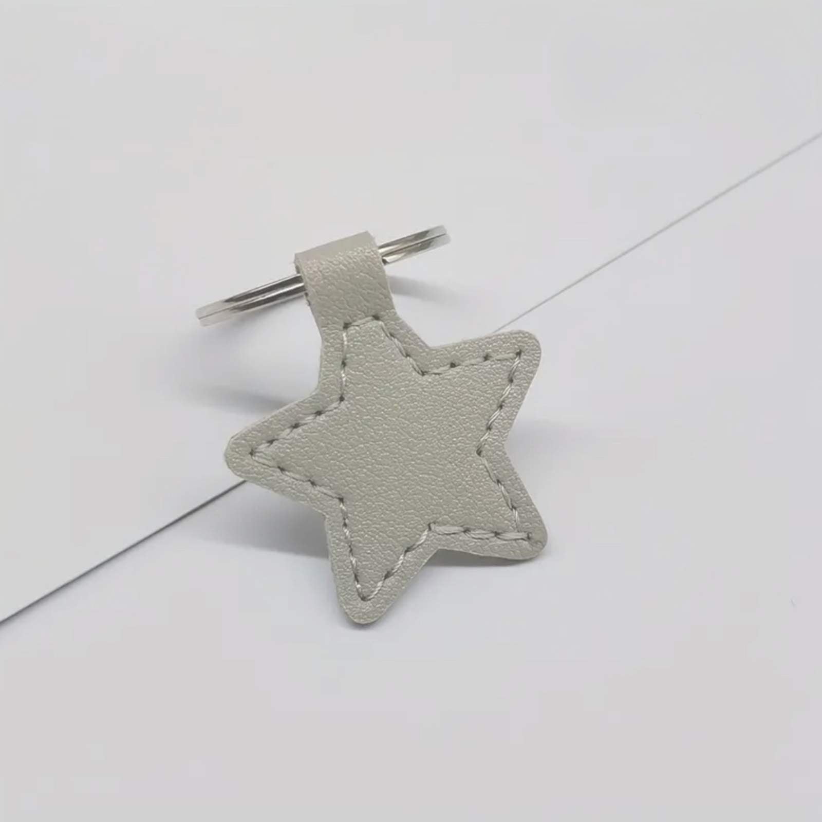 Hundemarke Luis & Leon Stern – Kunstleder, geräuschlos & gravierbar - LUIS & LEON