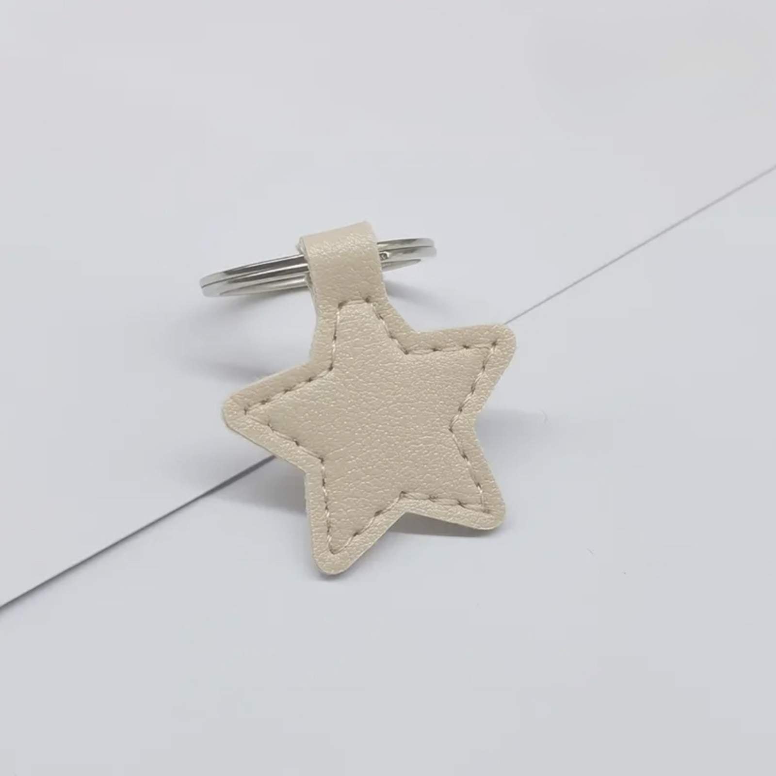 Hundemarke Luis & Leon Stern – Kunstleder, geräuschlos & gravierbar - LUIS & LEON