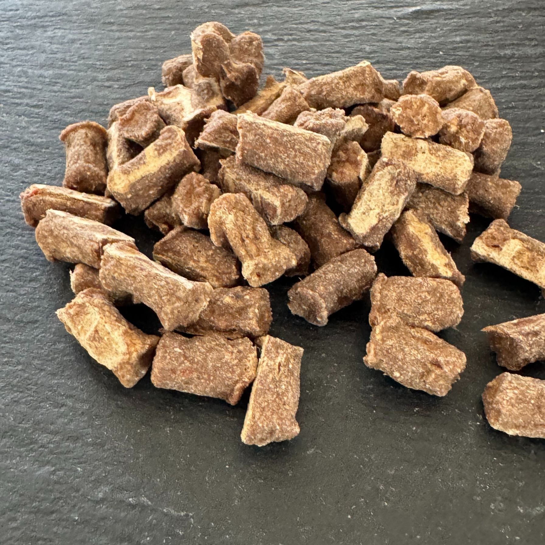 LUIS & LEON Büffelherz Gutsle – Hypoallergene Hundeleckerli, 77% Fleisch, Gemüse, Getreidefrei - LUIS & LEON