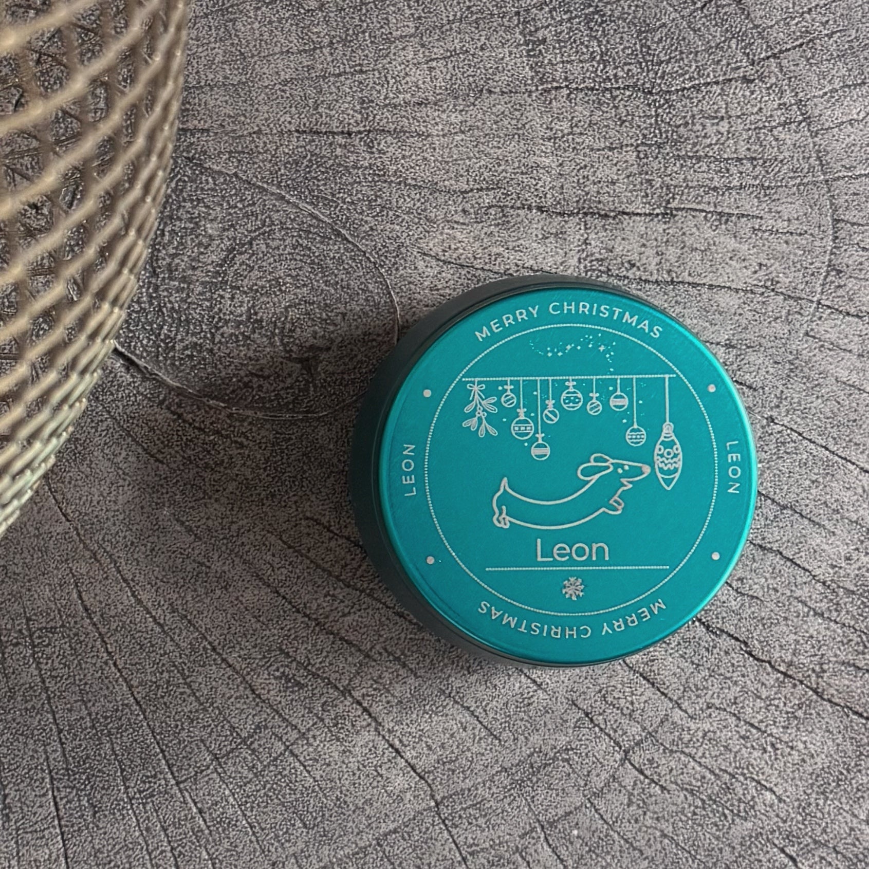 LUIS & LEON Personalisierte Leckerlidose Hund Weihnachten – mit Gravur & Hundenamen - LUIS & LEON